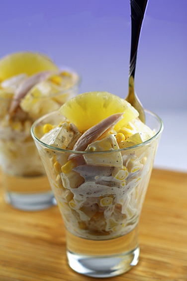Салат с курицей и ананасом